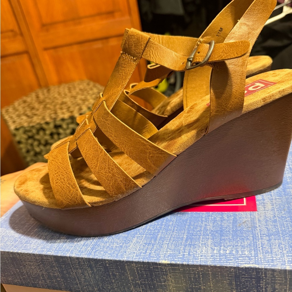 Stylish Tan Wedge Sandals